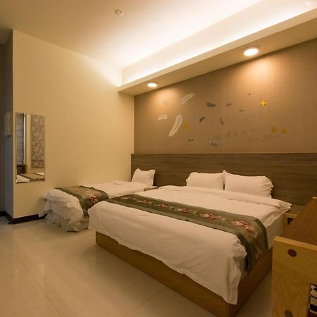 荳蔻年華 Apartment Tainan Bagian luar foto